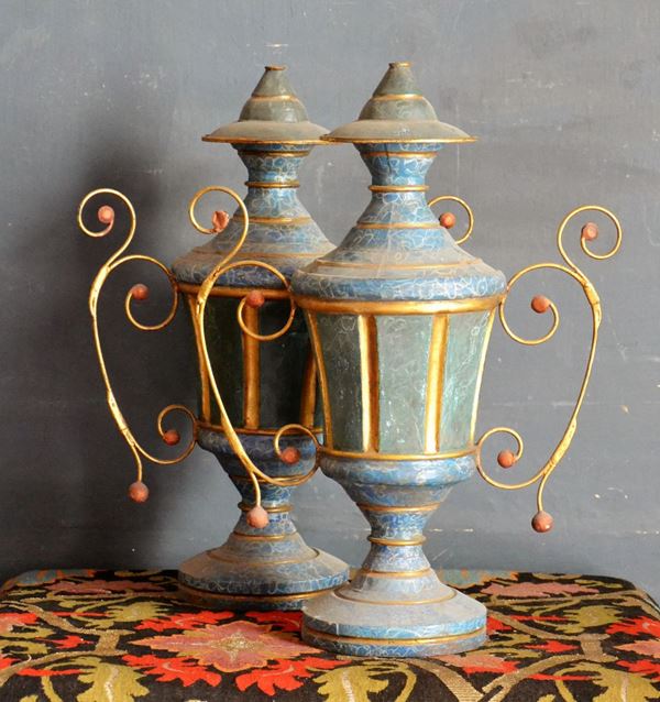 Due perettoni, sec. XIX, in legno laccato e&nbsp;&nbsp;&nbsp;&nbsp;&nbsp;&nbsp;&nbsp;&nbsp;&nbsp;&nbsp;&nbsp;&nbsp;&nbsp;&nbsp;&nbsp;&nbsp;&nbsp;&nbsp;&nbsp;&nbsp;&nbsp;&nbsp;&nbsp;&nbsp;&nbsp;&nbsp;  - Asta BENI D'ANTIQUARIATO E SCULTURE, GIOIELLI E COLLEZIONISMO - Poggio Bracciolini Casa d'Aste