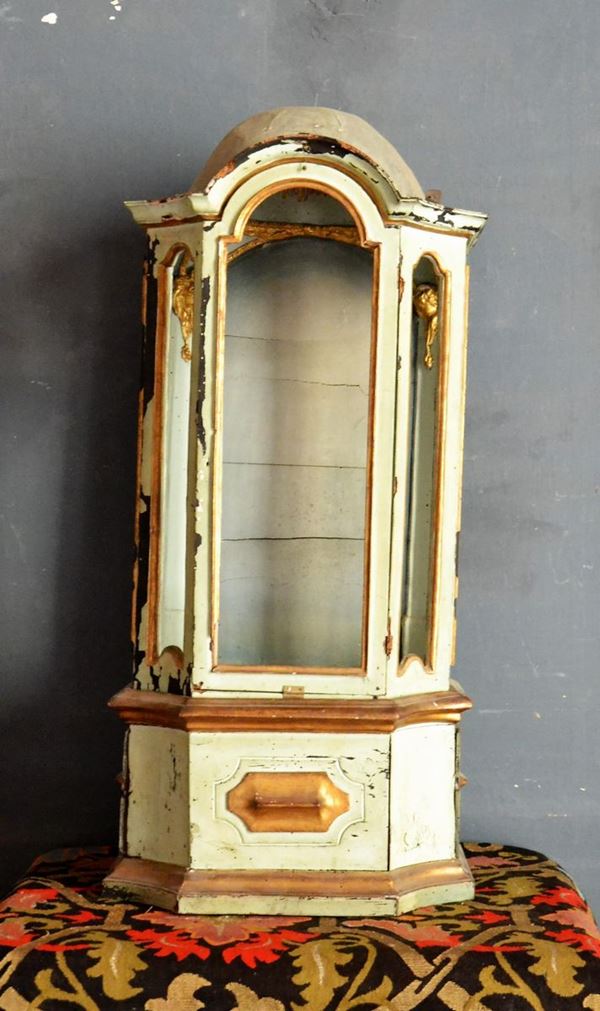 Urna, sec. XIX, in legno laccato, difetti e&nbsp;&nbsp;&nbsp;&nbsp;&nbsp;&nbsp;&nbsp;&nbsp;&nbsp;&nbsp;&nbsp;&nbsp;&nbsp;&nbsp;&nbsp;&nbsp;&nbsp;&nbsp;&nbsp;&nbsp;&nbsp;&nbsp;&nbsp;&nbsp;&nbsp;&nbsp;