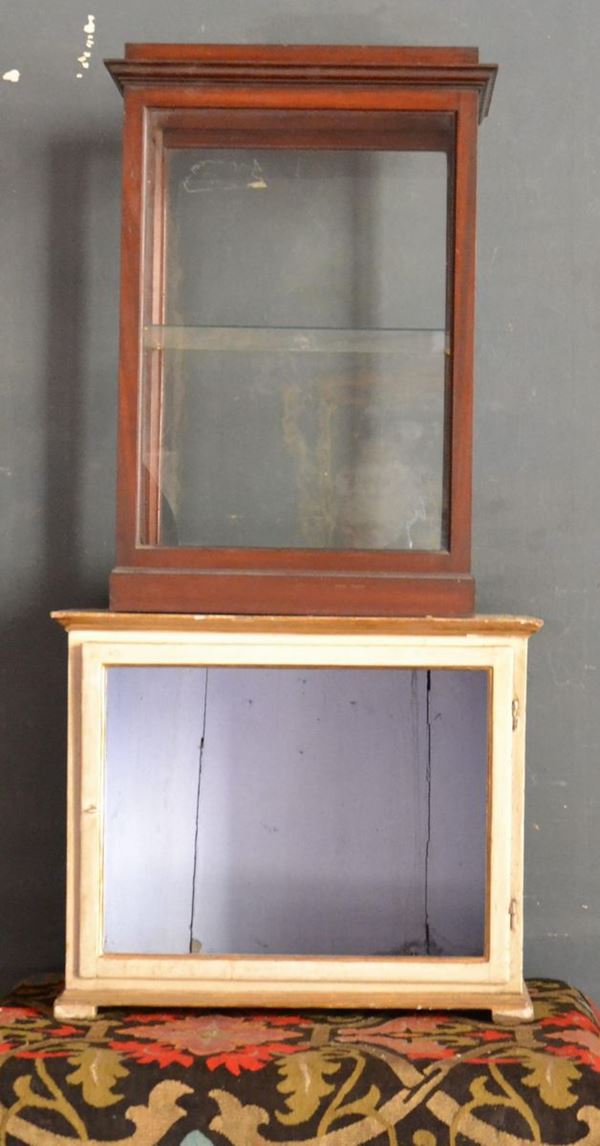 Due teche, in legno e vetro, difetti e&nbsp;&nbsp;&nbsp;&nbsp;&nbsp;&nbsp;&nbsp;&nbsp;&nbsp;&nbsp;&nbsp;&nbsp;&nbsp;&nbsp;&nbsp;&nbsp;&nbsp;&nbsp;&nbsp;&nbsp;&nbsp;&nbsp;&nbsp;&nbsp;&nbsp;&nbsp;&nbsp;&nbsp;&nbsp;&nbsp;&nbsp;