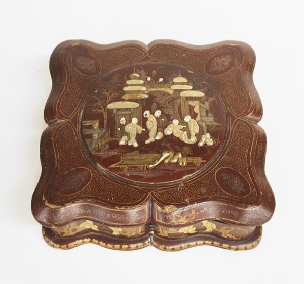 Cofanetto, Cina, prima met&agrave; del sec. XX, in legno laccato, coperchio&nbsp;&nbsp;&nbsp;&nbsp;&nbsp;&nbsp;