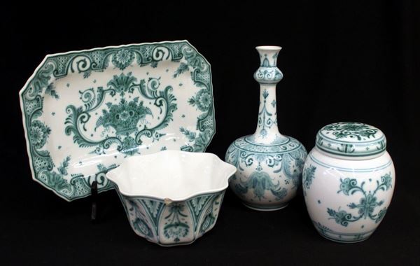 Vassoio, vaso, portatabacco e bottiglia, sec. XX, manifattura Delft            