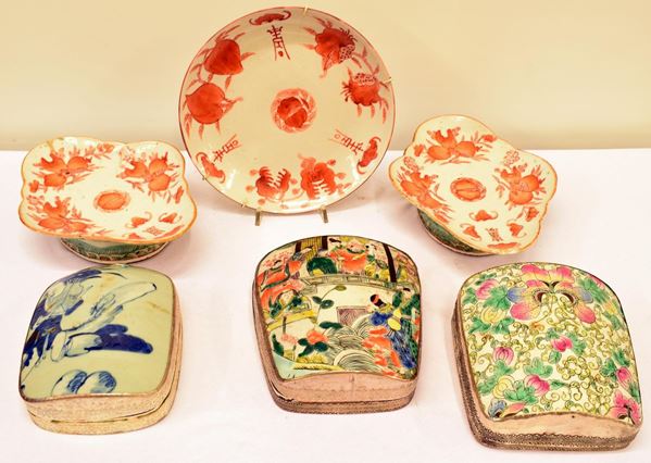 Lotto di due alzate e piatto Cina sec. XX                                   - Asta BENI D'ANTIQUARIATO E SCULTURE, GIOIELLI E COLLEZIONISMO - Poggio Bracciolini Casa d'Aste