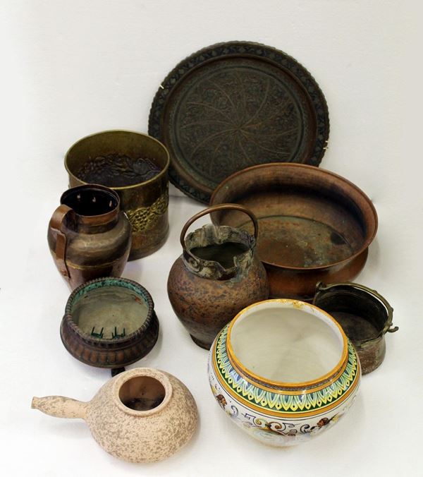 Serie di oggetti in rame e ceramiche, diverse fatture e fogge, dimensioni 