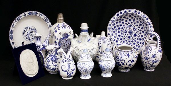 Serie di maioliche bianco blu, sec. XX, realizzate in varie fogge, misure 