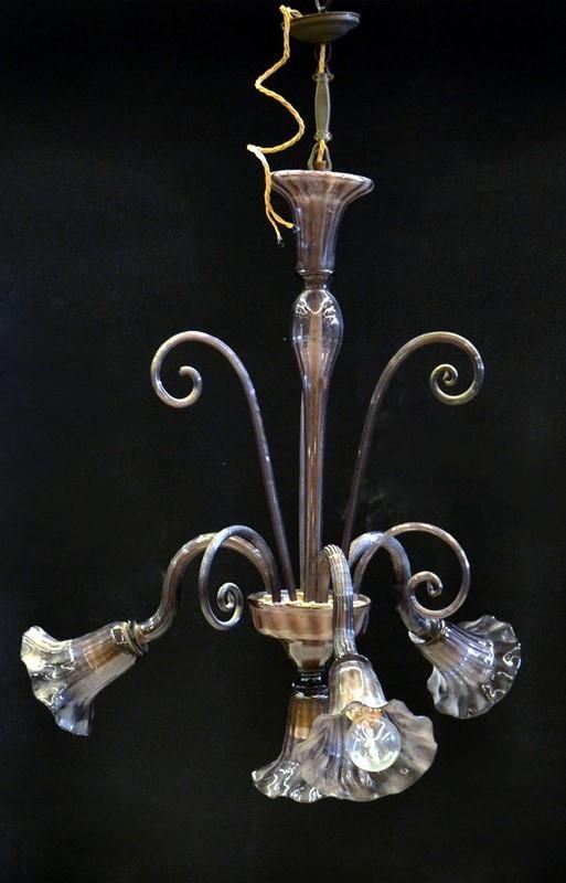 Lumiera, sec. XX, in vetro di Murano nei toni del viola, alt. cm 73 e diam.