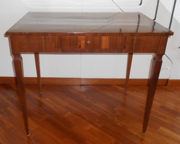 Tavolo, Luigi XVI, in noce filettato, gambe a spillo, un cassetto, cm&nbsp;&nbsp;&nbsp;&nbsp;&nbsp;