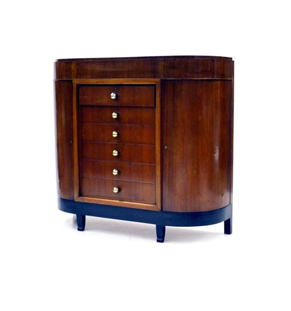 Credenza, sec. XX, lastronata in noce, fronte semicircolare a sei cassetti