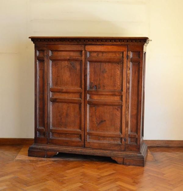 Credenza, Italia centrale, stile 500, in noce, piano rettangolare a becco&nbsp;