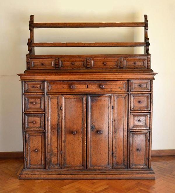Credenza, sec. XVI, in pero, fronte a due file di tiretti sovrapposti     
