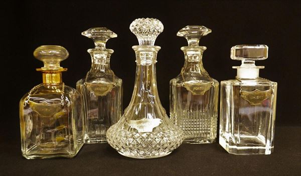 Cinque bottiglie da liquore, sec. XX, in cristallo,&nbsp;&nbsp;&nbsp;&nbsp;&nbsp;&nbsp;&nbsp;&nbsp;&nbsp;&nbsp;&nbsp;&nbsp;&nbsp;&nbsp;&nbsp;&nbsp;&nbsp;&nbsp;&nbsp;&nbsp;&nbsp;&nbsp;&nbsp;