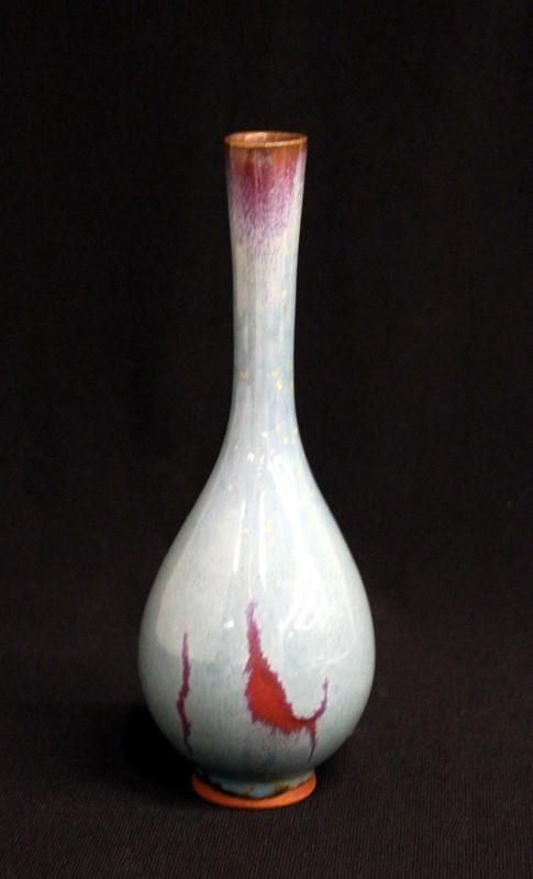 Vaso, Cina, sec. XX, con collo fortemente allungato, in ceramica flamb&egrave; nei