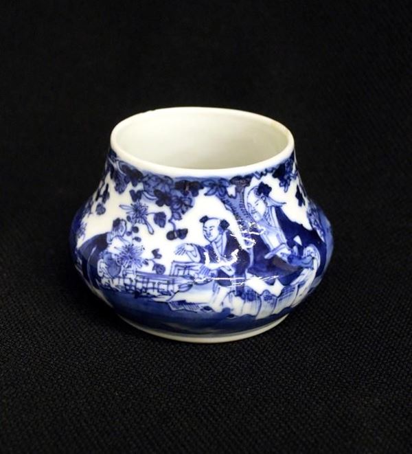 Incensiere, Cina, sec. XX, in porcellana bianco e blu, decorato con figure