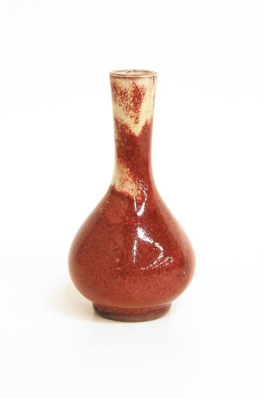 Piccolo vaso, Cina, sec. XX, con collo allungato, in maiolica flambè nei  