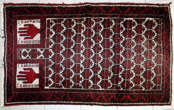 Tappeto Beluch namaze, sec. XX, impianto a mihrab e maini stilizzate, nei&nbsp;