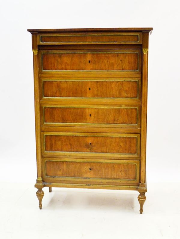Cassettiera, sec. XIX, in noce, cinque cassetti&nbsp;&nbsp;&nbsp;&nbsp;&nbsp;&nbsp;&nbsp;&nbsp;&nbsp;&nbsp;&nbsp;&nbsp;&nbsp;&nbsp;&nbsp;&nbsp;&nbsp;&nbsp;&nbsp;&nbsp;&nbsp;&nbsp;&nbsp;&nbsp;&nbsp;&nbsp;&nbsp;  - Asta BENI DA COLLEZIONE E ARREDI DA IMPORTANTI PROPRIETA' FIORENTINE E VERSILIESI - Poggio Bracciolini Casa d'Aste