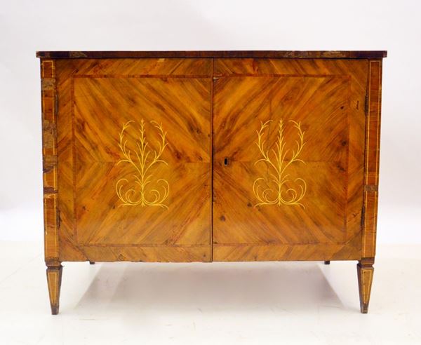Credenza, sec. XX, in noce intarsiato e filettato,&nbsp;&nbsp;&nbsp;&nbsp;&nbsp;&nbsp;&nbsp;&nbsp;&nbsp;&nbsp;&nbsp;&nbsp;&nbsp;&nbsp;&nbsp;&nbsp;&nbsp;&nbsp;&nbsp;&nbsp;&nbsp;&nbsp;&nbsp;&nbsp;