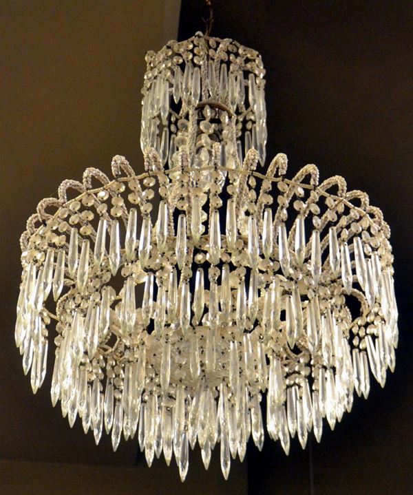 Lampadario, sec. XX, quattro luci, gocce e fili&nbsp;&nbsp;&nbsp;&nbsp;&nbsp;&nbsp;&nbsp;&nbsp;&nbsp;&nbsp;&nbsp;&nbsp;&nbsp;&nbsp;&nbsp;&nbsp;&nbsp;&nbsp;&nbsp;&nbsp;&nbsp;&nbsp;&nbsp;&nbsp;&nbsp;&nbsp;&nbsp;