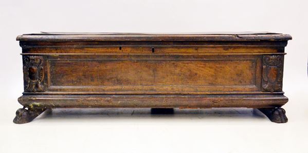 Cassapanca, Toscana, sec. XVI, in noce intagliato,&nbsp;&nbsp;&nbsp;&nbsp;&nbsp;&nbsp;&nbsp;&nbsp;&nbsp;&nbsp;&nbsp;&nbsp;&nbsp;&nbsp;&nbsp;&nbsp;&nbsp;&nbsp;&nbsp;&nbsp;&nbsp;&nbsp;&nbsp;&nbsp;  - Asta BENI DA COLLEZIONE E ARREDI DA IMPORTANTI PROPRIETA' FIORENTINE E VERSILIESI - Poggio Bracciolini Casa d'Aste