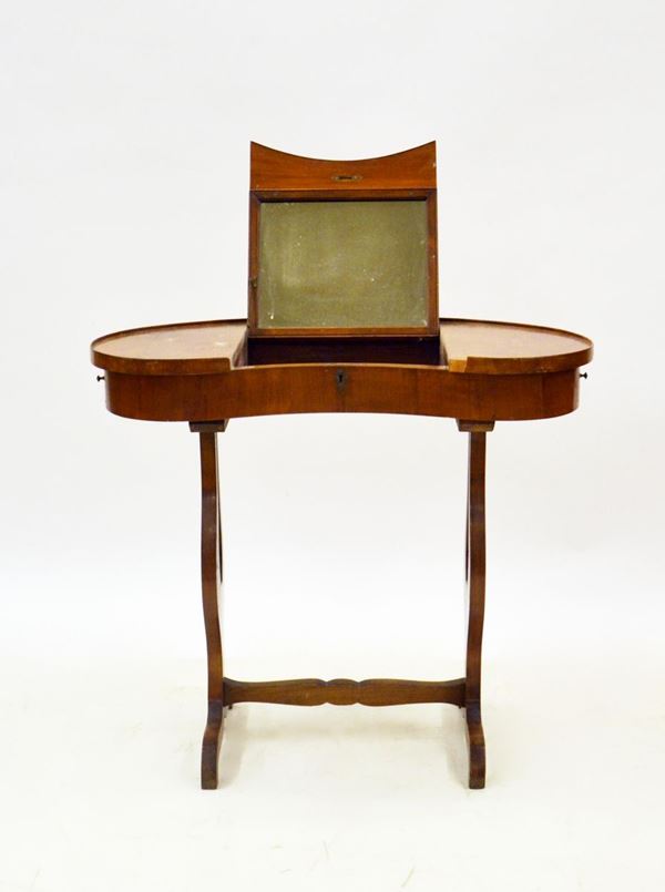 Toilette, sec. XX, in noce, piano a fagiolo, due&nbsp;&nbsp;&nbsp;&nbsp;&nbsp;&nbsp;&nbsp;&nbsp;&nbsp;&nbsp;&nbsp;&nbsp;&nbsp;&nbsp;&nbsp;&nbsp;&nbsp;&nbsp;&nbsp;&nbsp;&nbsp;&nbsp;&nbsp;&nbsp;&nbsp;&nbsp;
