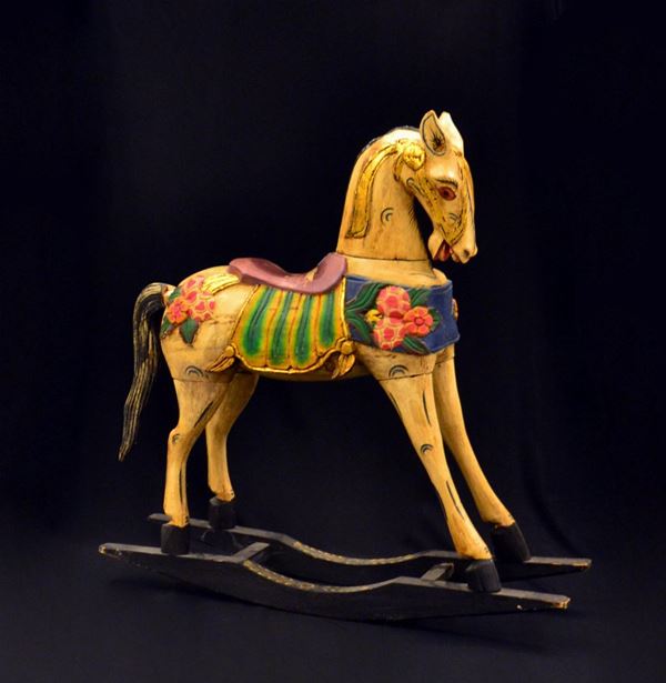 Cavallino a dondolo, sec. XIX, in legno laccato e pitturato, cm 92x90, difetti
