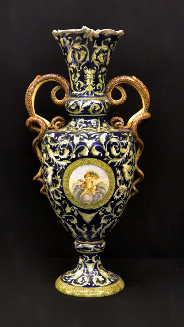 Grande vaso ad anfora, inizi sec. XX, in maiolica policroma&nbsp;&nbsp;&nbsp;&nbsp;&nbsp;&nbsp;&nbsp;&nbsp;&nbsp;&nbsp;&nbsp;&nbsp;&nbsp;&nbsp;&nbsp;