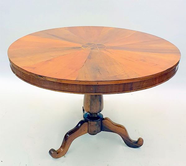Tavolo circolare, inizi sec. XX,                                            - Asta BENI DA COLLEZIONE E ARREDI DA IMPORTANTI PROPRIETA' FIORENTINE E VERSILIESI - Poggio Bracciolini Casa d'Aste
