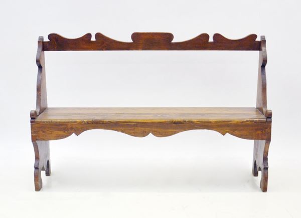 Panca, sec. XX, in abete, schienale sagomato,&nbsp;&nbsp;&nbsp;&nbsp;&nbsp;&nbsp;&nbsp;&nbsp;&nbsp;&nbsp;&nbsp;&nbsp;&nbsp;&nbsp;&nbsp;&nbsp;&nbsp;&nbsp;&nbsp;&nbsp;&nbsp;&nbsp;&nbsp;&nbsp;&nbsp;&nbsp;&nbsp;&nbsp;&nbsp;  - Asta BENI DA COLLEZIONE E ARREDI DA IMPORTANTI PROPRIETA' FIORENTINE E VERSILIESI - Poggio Bracciolini Casa d'Aste