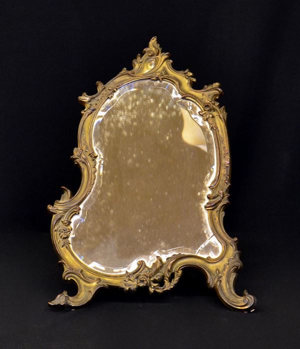 Specchiera da tavolo, sec. XX, entro cornice in&nbsp;&nbsp;&nbsp;&nbsp;&nbsp;&nbsp;&nbsp;&nbsp;&nbsp;&nbsp;&nbsp;&nbsp;&nbsp;&nbsp;&nbsp;&nbsp;&nbsp;&nbsp;&nbsp;&nbsp;&nbsp;&nbsp;&nbsp;&nbsp;&nbsp;&nbsp;&nbsp;  - Asta BENI DA COLLEZIONE E ARREDI DA IMPORTANTI PROPRIETA' FIORENTINE E VERSILIESI - Poggio Bracciolini Casa d'Aste