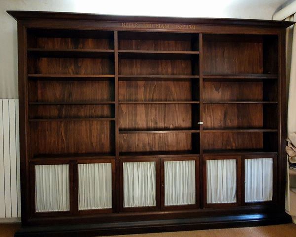 Grande libreria, sec. XX, in noce, sei sportelli con vetri, vani a giorno,