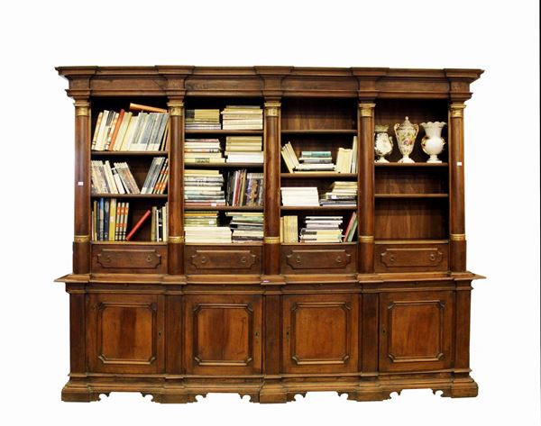Libreria, sec. XVIII, in noce, due corpi, quattro sportelli,&nbsp;&nbsp;&nbsp;&nbsp;&nbsp;&nbsp;&nbsp;&nbsp;&nbsp;&nbsp;&nbsp;&nbsp;&nbsp;&nbsp;