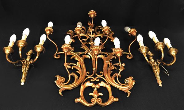 Tre applique, sec. XIX, in bronzo e legno a tre e&nbsp;&nbsp;&nbsp;&nbsp;&nbsp;&nbsp;&nbsp;&nbsp;&nbsp;&nbsp;&nbsp;&nbsp;&nbsp;&nbsp;&nbsp;&nbsp;&nbsp;&nbsp;&nbsp;&nbsp;&nbsp;&nbsp;&nbsp;&nbsp;&nbsp;