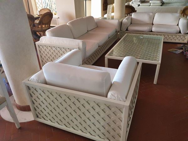 Salotto composto da: divano a tre posti, divano a due posti,&nbsp;&nbsp;&nbsp;&nbsp;&nbsp;&nbsp;&nbsp;&nbsp;&nbsp;&nbsp;&nbsp;&nbsp;&nbsp;&nbsp;