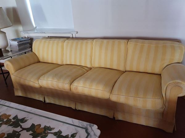 Divano a tre posti, sec. XX, imbottito e&nbsp;&nbsp;&nbsp;&nbsp;&nbsp;&nbsp;&nbsp;&nbsp;&nbsp;&nbsp;&nbsp;&nbsp;&nbsp;&nbsp;&nbsp;&nbsp;&nbsp;&nbsp;&nbsp;&nbsp;&nbsp;&nbsp;&nbsp;&nbsp;&nbsp;&nbsp;&nbsp;&nbsp;&nbsp;&nbsp;&nbsp;&nbsp;&nbsp;&nbsp;