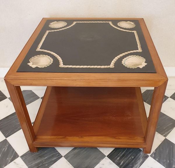 Tavolino basso, sec. XX, in ciliegio con piano&nbsp;&nbsp;&nbsp;&nbsp;&nbsp;&nbsp;&nbsp;&nbsp;&nbsp;&nbsp;&nbsp;&nbsp;&nbsp;&nbsp;&nbsp;&nbsp;&nbsp;&nbsp;&nbsp;&nbsp;&nbsp;&nbsp;&nbsp;&nbsp;&nbsp;&nbsp;&nbsp;&nbsp;