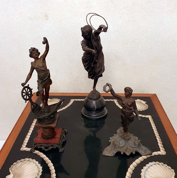 Tre sculture, sec. XX, in bronzo e antimonio,&nbsp;&nbsp;&nbsp;&nbsp;&nbsp;&nbsp;&nbsp;&nbsp;&nbsp;&nbsp;&nbsp;&nbsp;&nbsp;&nbsp;&nbsp;&nbsp;&nbsp;&nbsp;&nbsp;&nbsp;&nbsp;&nbsp;&nbsp;&nbsp;&nbsp;&nbsp;&nbsp;&nbsp;&nbsp;