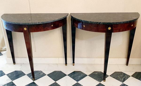 Coppia di consolle, Francia, sec. XIX, in mogano, piano&nbsp;&nbsp;&nbsp;&nbsp;&nbsp;&nbsp;&nbsp;&nbsp;&nbsp;&nbsp;&nbsp;&nbsp;&nbsp;&nbsp;&nbsp;&nbsp;&nbsp;&nbsp;&nbsp;  - Asta BENI DA COLLEZIONE E ARREDI DA IMPORTANTI PROPRIETA' FIORENTINE E VERSILIESI - Poggio Bracciolini Casa d'Aste