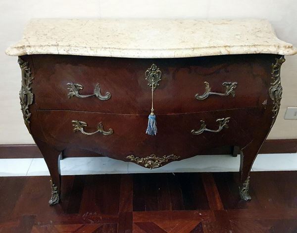 Cassettone, in stile Luigi XV, in palissandro intarsiato,&nbsp;&nbsp;&nbsp;&nbsp;&nbsp;&nbsp;&nbsp;&nbsp;&nbsp;&nbsp;&nbsp;&nbsp;&nbsp;&nbsp;&nbsp;&nbsp;&nbsp;  - Asta BENI DA COLLEZIONE E ARREDI DA IMPORTANTI PROPRIETA' FIORENTINE E VERSILIESI - Poggio Bracciolini Casa d'Aste