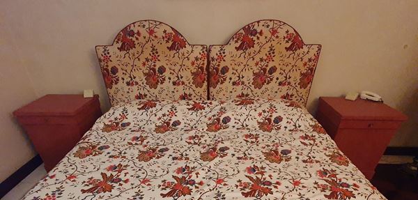 Letto matrimoniale, sec. XX, imbottito e ricoperto&nbsp;&nbsp;&nbsp;&nbsp;&nbsp;&nbsp;&nbsp;&nbsp;&nbsp;&nbsp;&nbsp;&nbsp;&nbsp;&nbsp;&nbsp;&nbsp;&nbsp;&nbsp;&nbsp;&nbsp;&nbsp;&nbsp;&nbsp;&nbsp;  - Asta BENI DA COLLEZIONE E ARREDI DA IMPORTANTI PROPRIETA' FIORENTINE E VERSILIESI - Poggio Bracciolini Casa d'Aste