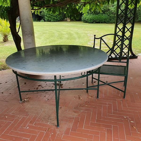 Tavolo da esterno, sec. XX, piano circolare in marmo,&nbsp;&nbsp;&nbsp;&nbsp;&nbsp;&nbsp;&nbsp;&nbsp;&nbsp;&nbsp;&nbsp;&nbsp;&nbsp;&nbsp;&nbsp;&nbsp;&nbsp;&nbsp;&nbsp;&nbsp;&nbsp;