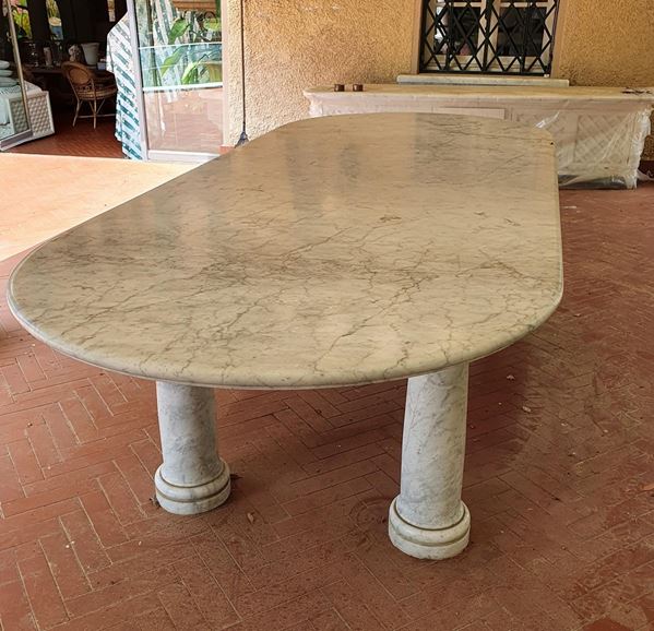 Tavolo, sec. XX, in marmo, piano ovale su colonne,&nbsp;&nbsp;&nbsp;&nbsp;&nbsp;&nbsp;&nbsp;&nbsp;&nbsp;&nbsp;&nbsp;&nbsp;&nbsp;&nbsp;&nbsp;&nbsp;&nbsp;&nbsp;&nbsp;&nbsp;&nbsp;&nbsp;&nbsp;&nbsp;