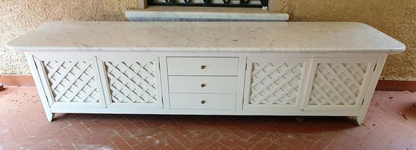 Credenza, sec. XX, in legno laccato, quattro sportelli,&nbsp;&nbsp;&nbsp;&nbsp;&nbsp;&nbsp;&nbsp;&nbsp;&nbsp;&nbsp;&nbsp;&nbsp;&nbsp;&nbsp;&nbsp;&nbsp;&nbsp;&nbsp;&nbsp;