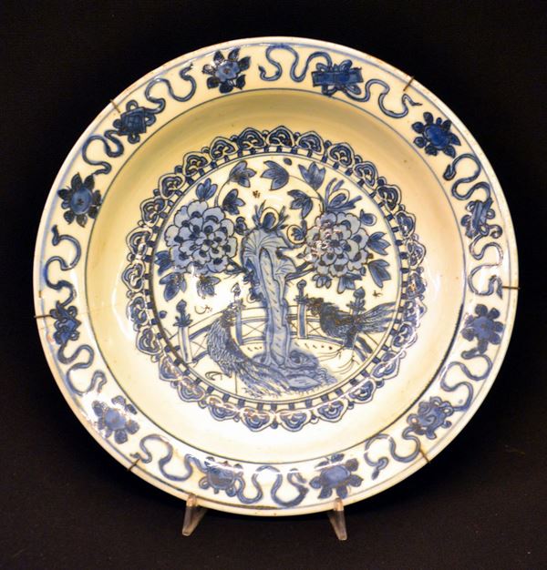 Piatto da parete, Cina, sec. XVII, in porcellana&nbsp;&nbsp;&nbsp;&nbsp;&nbsp;&nbsp;&nbsp;&nbsp;&nbsp;&nbsp;&nbsp;&nbsp;&nbsp;&nbsp;&nbsp;&nbsp;&nbsp;&nbsp;&nbsp;&nbsp;&nbsp;&nbsp;&nbsp;&nbsp;&nbsp;&nbsp;  - Asta BENI DA COLLEZIONE E ARREDI DA IMPORTANTI PROPRIETA' FIORENTINE E VERSILIESI - Poggio Bracciolini Casa d'Aste
