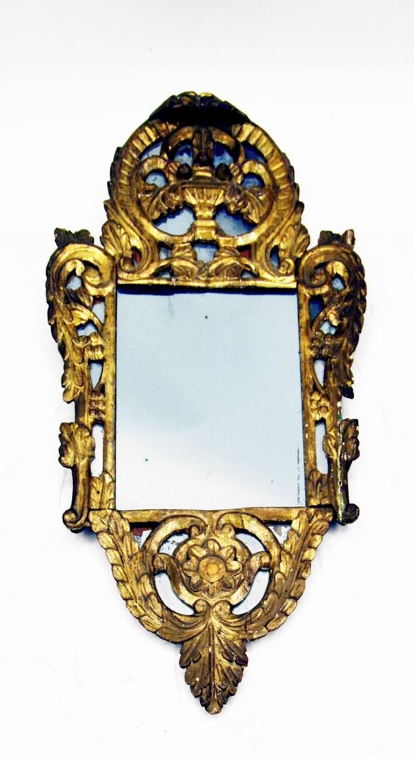 Cornice, sec. XVIII, in legno laccato e intagliato a&nbsp;&nbsp;&nbsp;&nbsp;&nbsp;&nbsp;&nbsp;&nbsp;&nbsp;&nbsp;&nbsp;&nbsp;&nbsp;&nbsp;&nbsp;&nbsp;&nbsp;&nbsp;&nbsp;&nbsp;&nbsp;&nbsp;