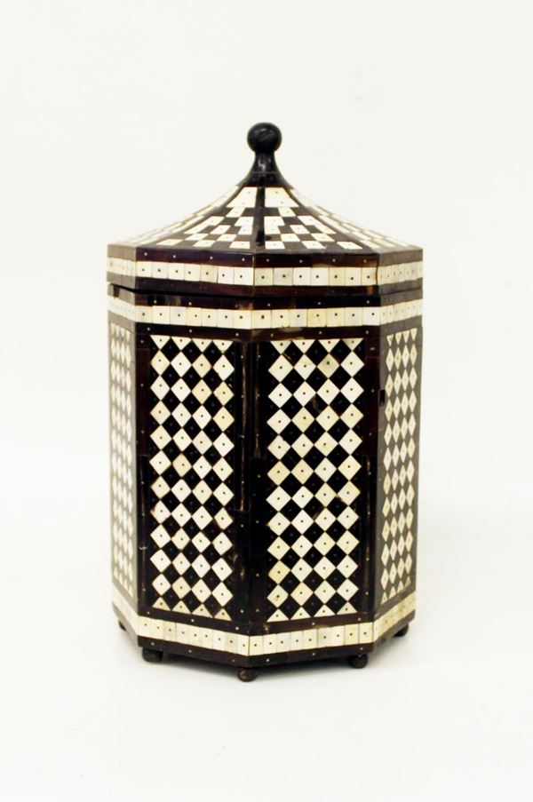 Cofanetto, sec. XX, in osso, corno e legno, a sezione ottagonale, alt. cm&nbsp;