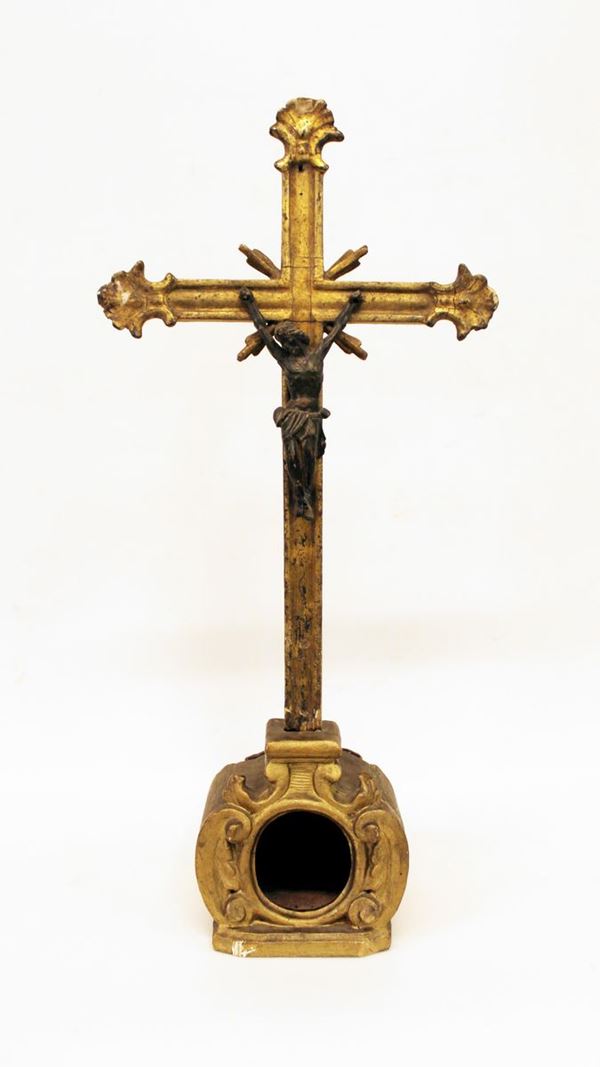 Crocefisso, sec. XVIII, in legno dorato a mecca, base a reliquiario, alt.&nbsp;