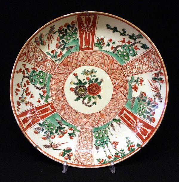 Piatto, Cina, dinastia Qing, in porcellana dipinta in policromia, scesa&nbsp;&nbsp;&nbsp;