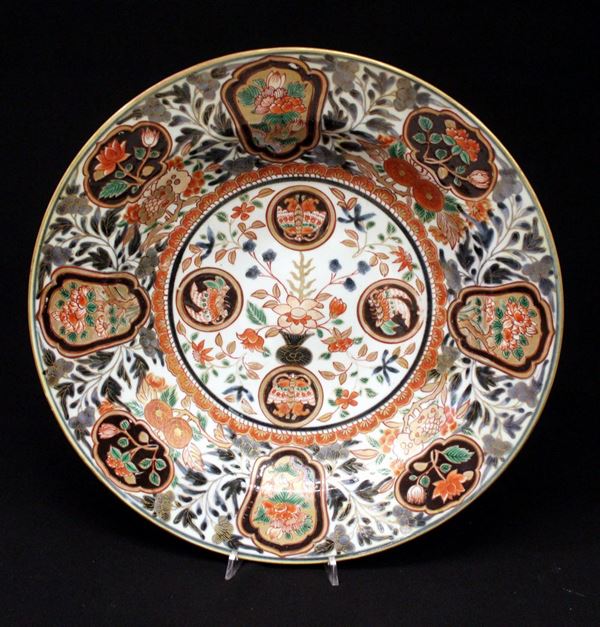 Piatto, Giappone, sec. XIX, in porcellana Imari decorata in policromia,&nbsp;&nbsp;&nbsp;&nbsp;