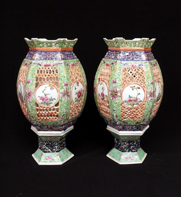 Coppia di lanterne, Cina, dinastia Qing, in porcellana traforata dipinta in