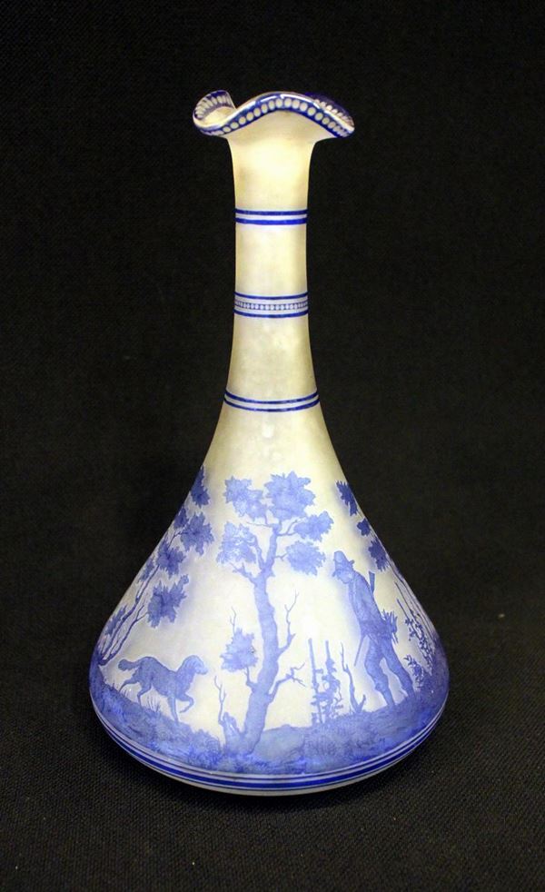 Vaso, sec. XIX/XX, in vetro satinato decorato a cameo in blu a scene di&nbsp;&nbsp;&nbsp;