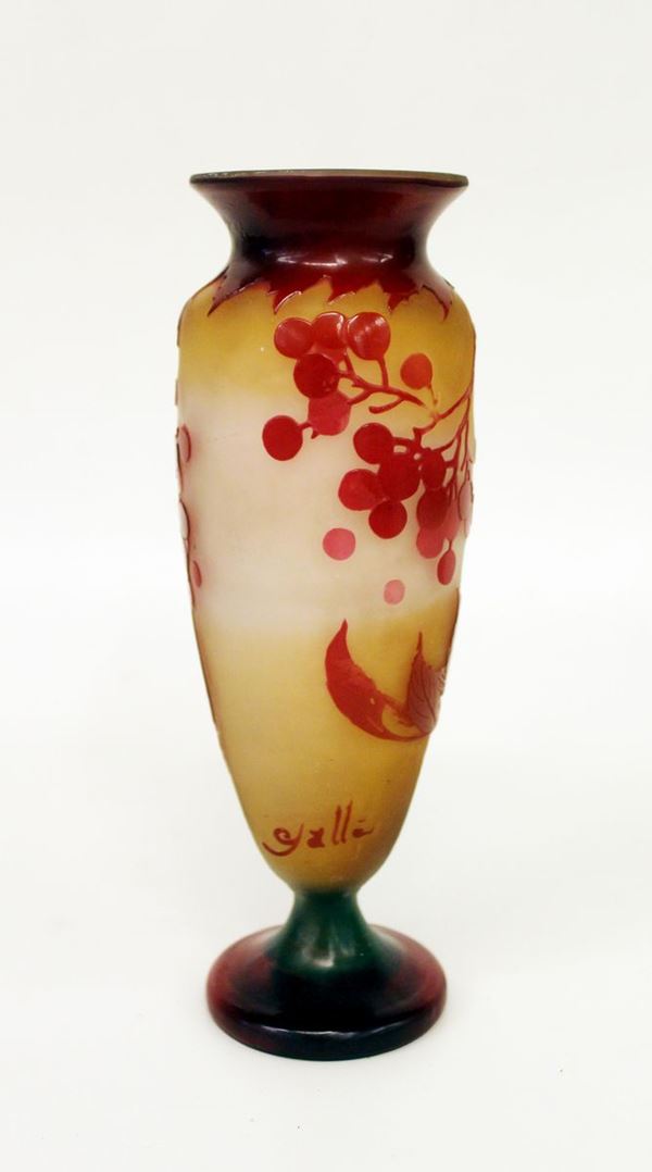 Vasetto, Francia, inizi sec. XX, in vetro cameo nei toni dell'amaranto,&nbsp;&nbsp;&nbsp;